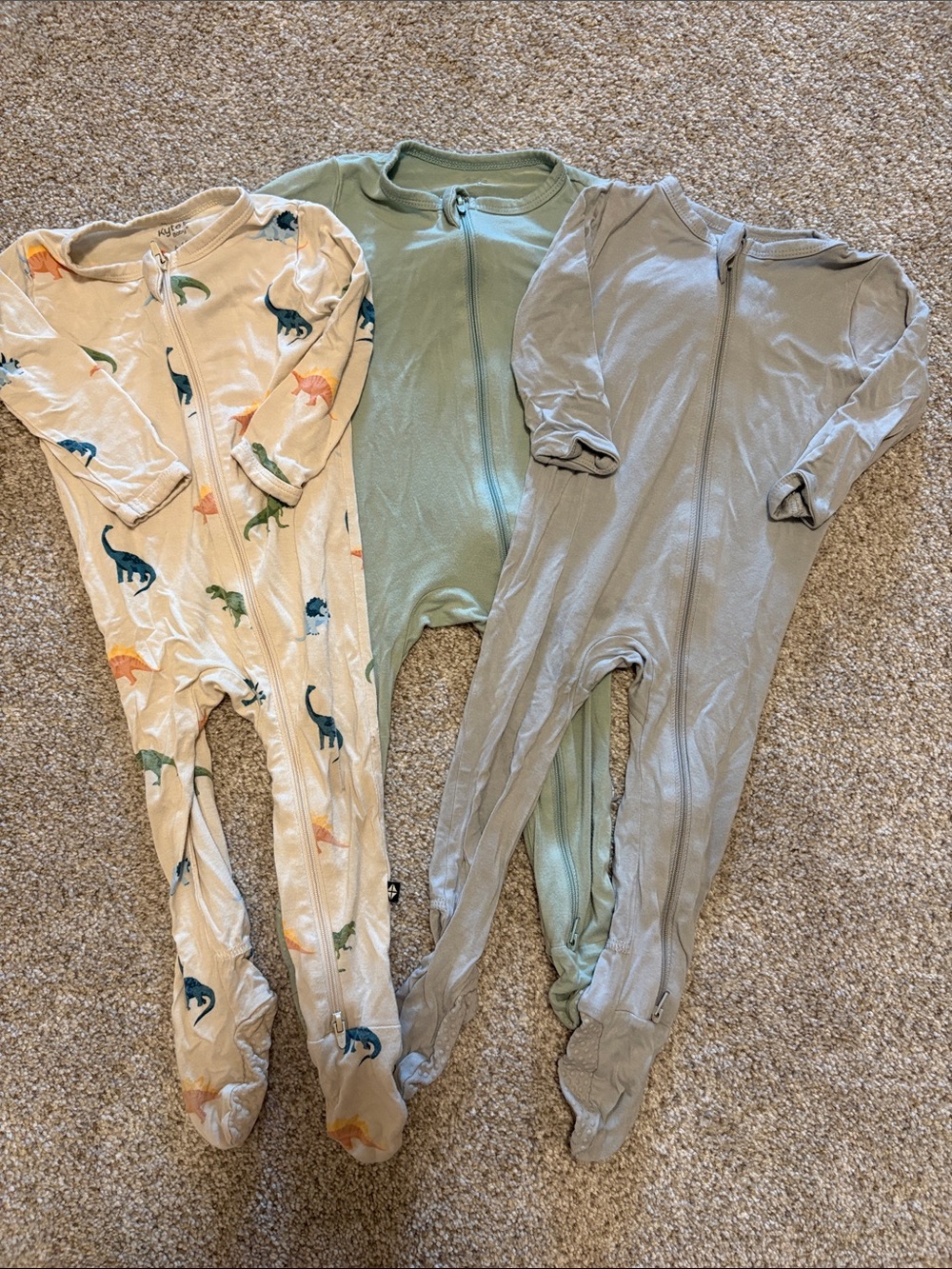 Kyte BABY Neutral Dino Print and Solid Green & Gray Footed Pajama Set
